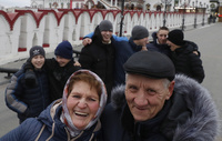Каролина Анатольевна и Анатолий Арсентьевич Уткины с сыновьями во время прогулки в Измайлово
